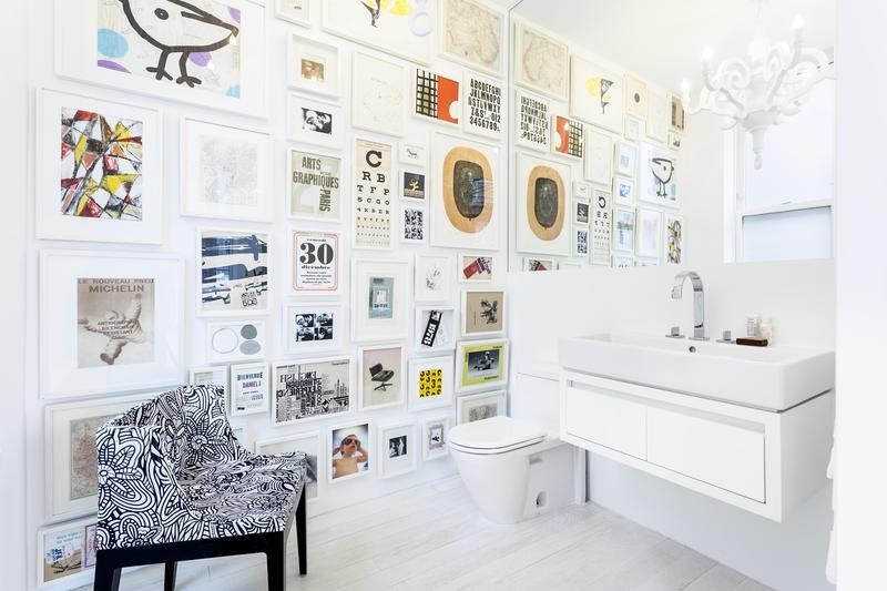 expansive gallery wall small bathroom